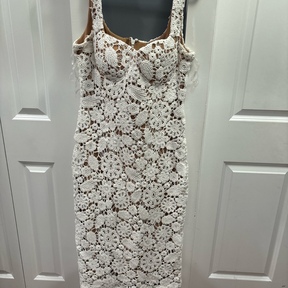 Elegant White Lace Dress - Picture 4 of 8